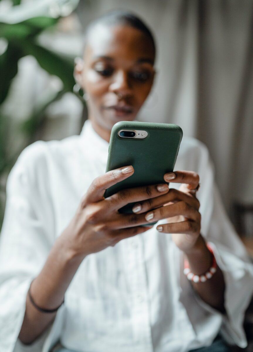 pexels-ketut-subiyanto-4350099-2 Dame med telefon